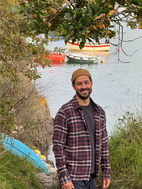 Olivier Hurel, fondateur du Club des Masseur·euse·s, au bord de l'eau en Bretagne